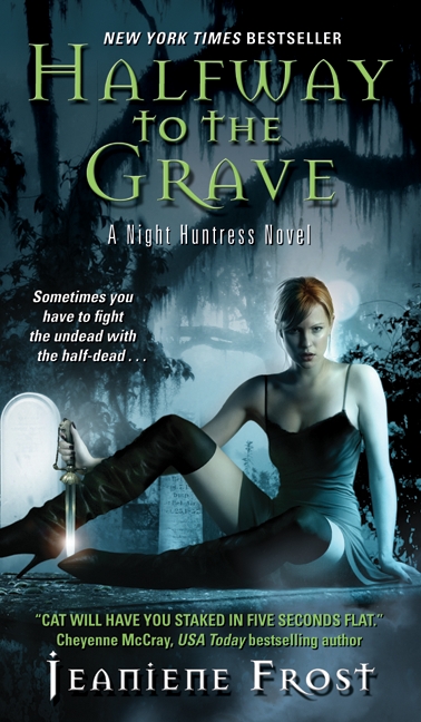 Halfway to the Grave : A Night Huntress Novel | Frost, Jeaniene (Auteur)