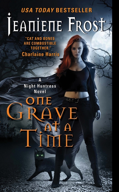 One Grave at a Time : A Night Huntress Novel | Frost, Jeaniene (Auteur)